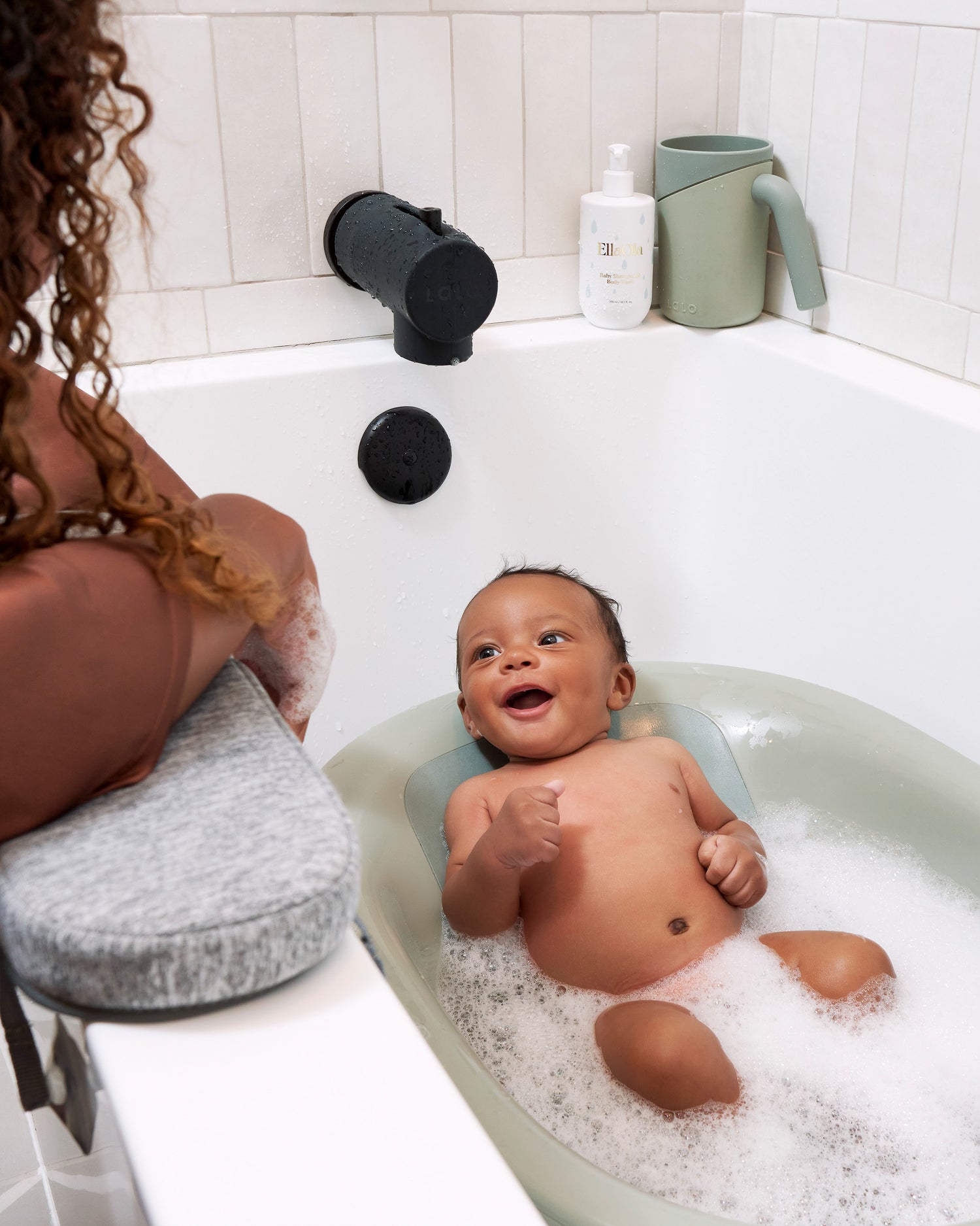 Step-by-step: How to bathe baby in bathtub